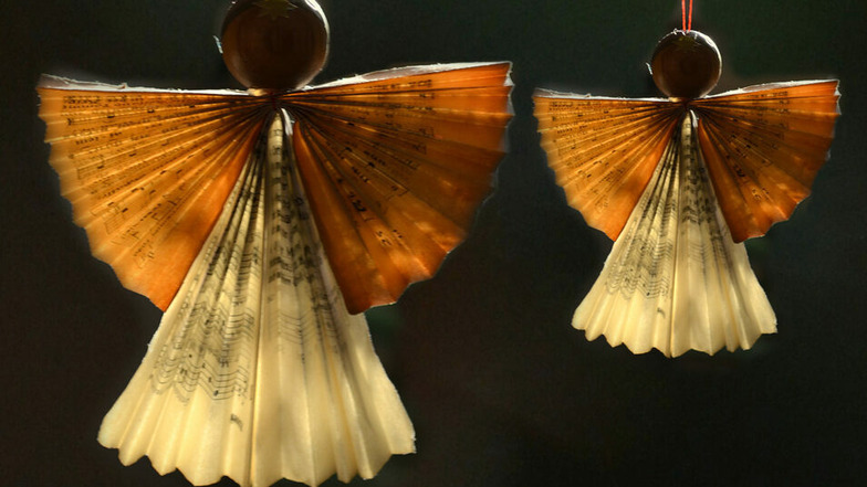 Engel aus Notenpapier sind eine ganz besondere Dekoration.