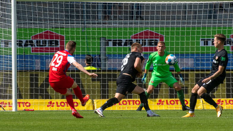 Der Schuss sitzt perfekt: Beim Tor zum 1:0 für Heidenheim durch Tobias Mohr (l.) hat auch Dynamos Torwart Kevin Broll keine Abwehrchance.