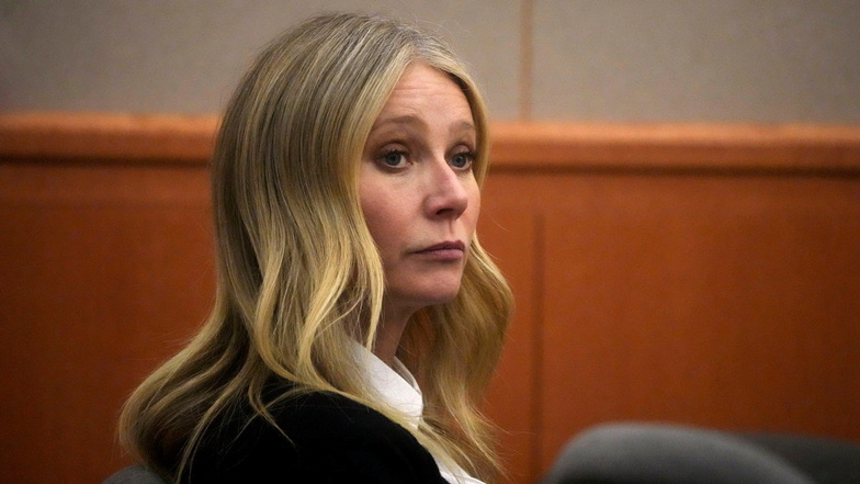 Gwyneth Paltrow sitzt während ihres Prozesses wegen eines Skiunfalls vor Gericht. Paltrow. Die Geschworenen sprachen sie frei.