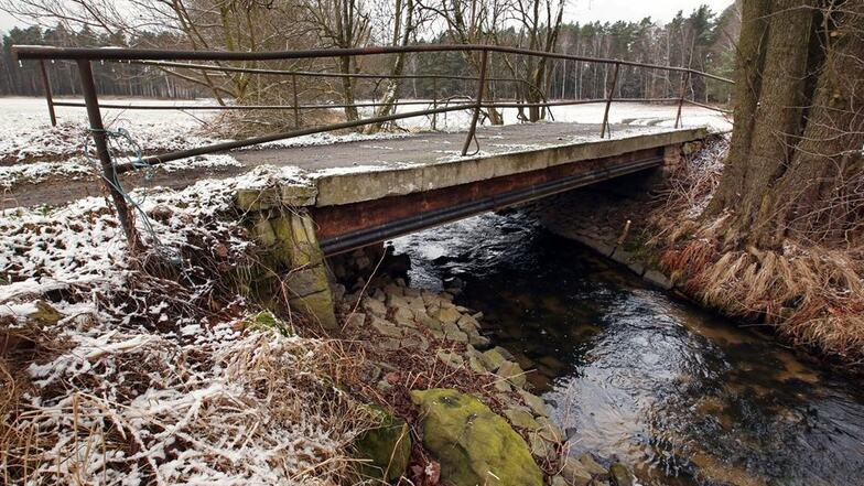 In der Nähe der Lomnitzer Straße quert ein Wirtschaftsweg die Kleine Röder über diese wenig Vertrauen erweckende Konstruktion. Die Brücke soll ebenfalls verschwinden und für etwas mehr als 170000 Euro durch einen Neubau ersetzt werden.