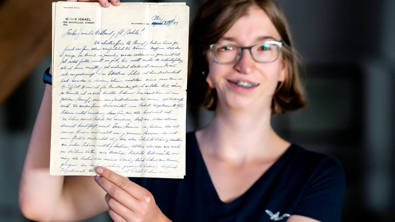 Margarete Hentzschel aus Berthelsdorf zeigt einen der Briefe, die Familie Israel nach der Flucht an Schneidermeister Wehland geschrieben hatte.