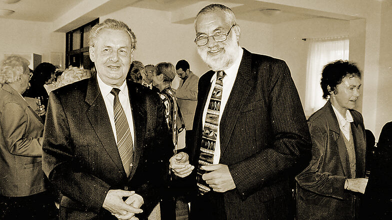 1998 gab Wolfgang Eichler (vorn links) den Vorsitz in der Nünchritzer Volkssolidarität an den späteren Bürgermeister Udo Schmidt (vorn rechts) ab.