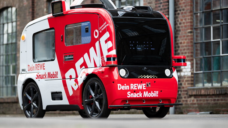 Das ·"Snack Mobil"· von REWE rollt durch Köln - ohne Fahrer und ohne Kasse.