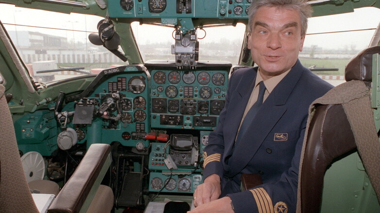 Flugkapitän Klaus Petzold sitzt am 30.04.1991 im Cockpit eines Flugzeuges der Gesellschaft Interflug.