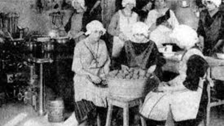 Hauswirtschaftsunterricht in der Küche des Krönertstiftes. Jährlich besuchten über 400 Mädchen die Lehrstätte in der Deubener Poststraße. Eine Aufnahme aus den 20er-Jahren.