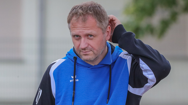 Erik Schmidt im August 2019 als  Trainer des Bischofswerdaer FVs bei einem Testspiel. Nach drei Monaten kehrt der 40-Jährige zu den Schiebockern zurück.