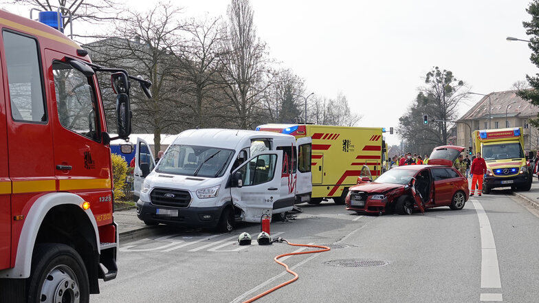 Die Dresdner Feuerwehr ist am Nachmittag zu einem schweren Verkehrsunfall in Klotzsche ausgerückt. Zehn Menschen wurden verletzt.