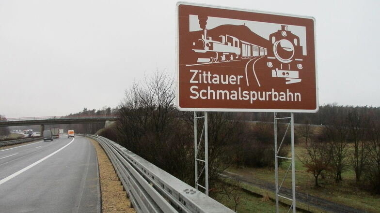 Das Schild auf der A4 "Zittauer Schmalspurbahn" wurde 2023 aufgestellt. Foto:privat