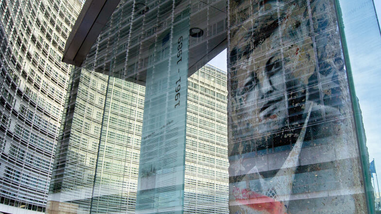 Ein Teilstück der Berliner Mauer steht vor dem Gebäude der Europäischen Kommission in Brüssel. Darauf prangt ein Porträt des ehemaligen US-Präsidenten John F. Kennedy. 