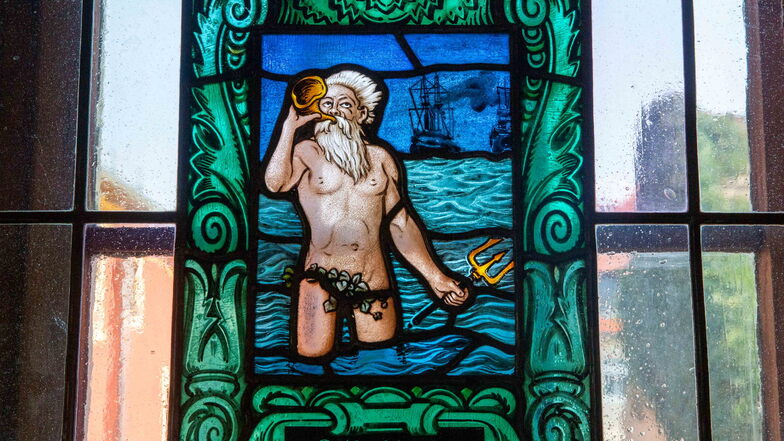 Zeitzeugen im Vereinshaus: Bild des Porzellanmalers William Bahring, Bleiglasfenster mit Namensgeber Neptun.