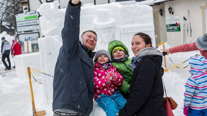 Tobias Philipp zückte am Sonnabend schnell das Handy, um von sich, Cora Pechstein und ihren Kindern Liza und Liam ein Selfie vor einer der Schneeskulpturen zu machen.