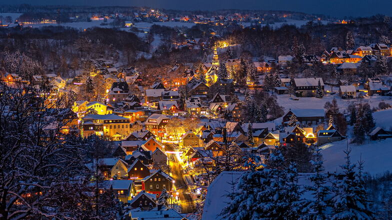 Seiffen Ende November 2023. Unter einer dicken Schneeschicht und am Abend ist das Dorf im Erzgebirge für viele Menschen besonders magisch.