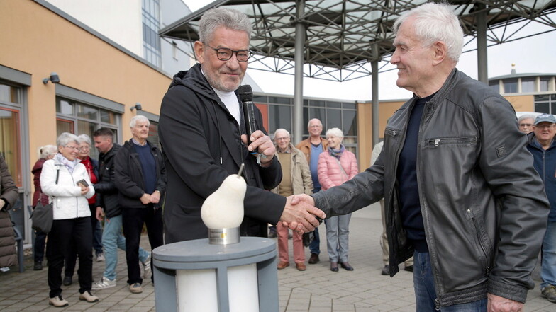 Ein Geschenk an den Ideengeber: Ex-OB Klaus Peter-Hanke (l.) überreicht Peter Weißbach eine Sandsteinbirne - die Frucht von Pirnas Wappenbaum.