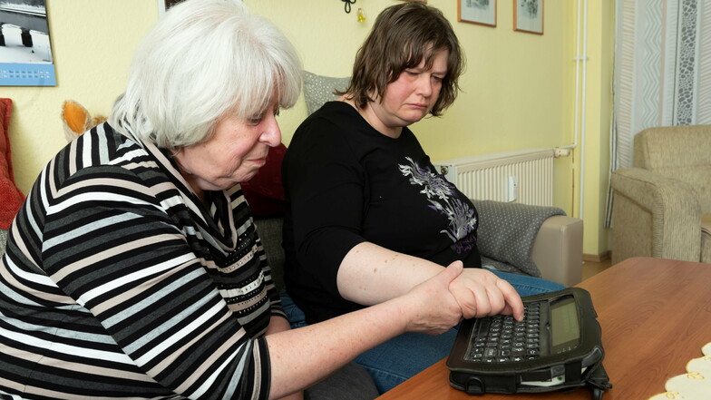 Ihre einzige Art miteinander zu kommunizieren: Sigrid Görlich aus Dresden und ihre autistische Tochter Regine an der elektronischen Schreibhilfe.