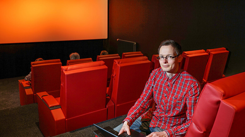Der Assistent der Kinoleitung, Christian Hoyer, kann schon bald mit dem Tablet oder Laptop die Technik im Kino in Bautzen steuern.