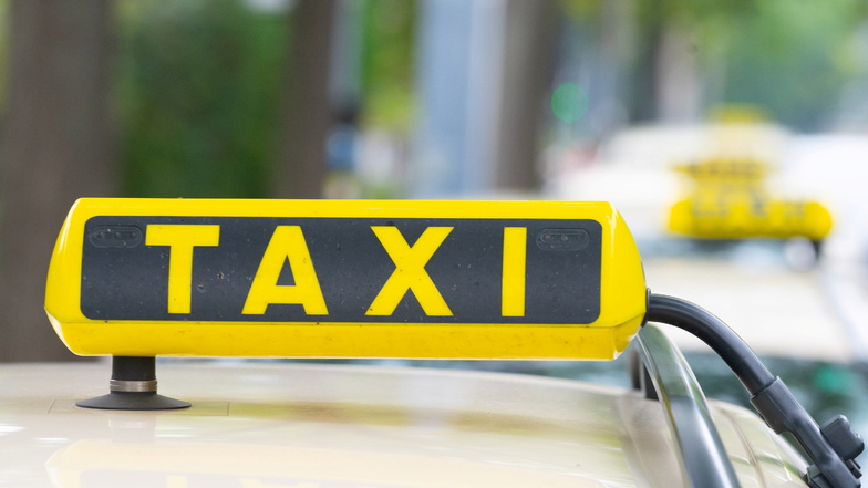 Taxis warten in Dresden auf Kunden - nun sollen die Preise für den Personentransport erneut steigen.