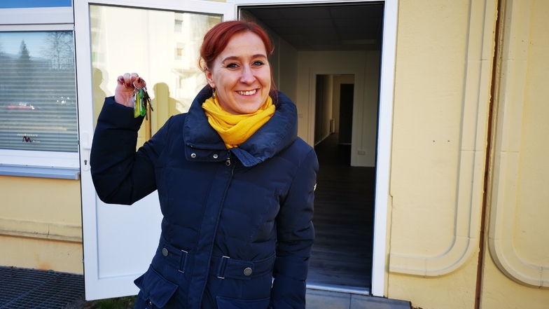 Franziska Schubert von den Grünen mit dem Schlüssel für das Lager in Görlitz-Königshufen. Vom Büro der Grünen auf der Jakobstraße wird seit Beginn des Ukraine-Krieges Hilfe für Geflüchtete organisiert.