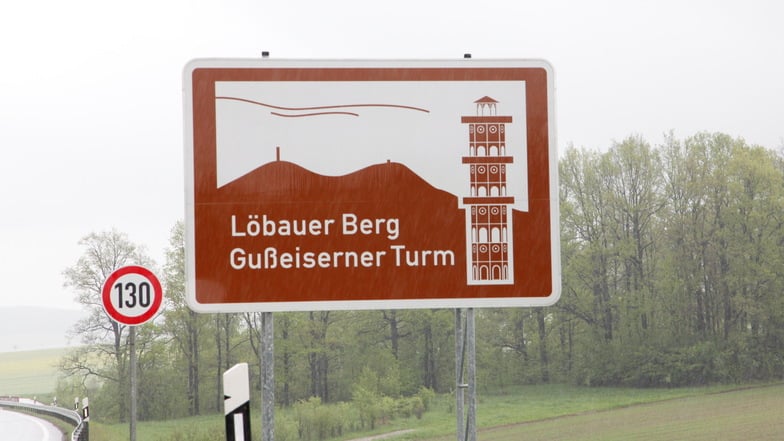 Es muss für Löbau immer der Turm sein: als touristisches Hinweisschild ...