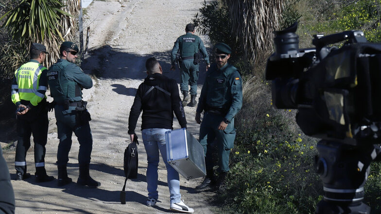Rettungskräfte der Guardia Civil helfen bei der Suche nach einem zweijährigen Jungen. 