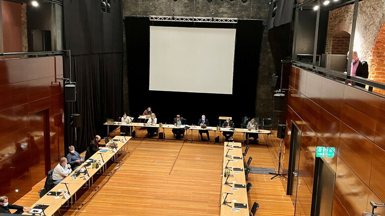 Nach anderthalb Minuten beendet: Der Saal des Großenhainer Kulturschlosses präsentiert sich in gähnender Leere. 14 Stadträte waren zur Sitzung am Mittwochabend nicht erschienen.