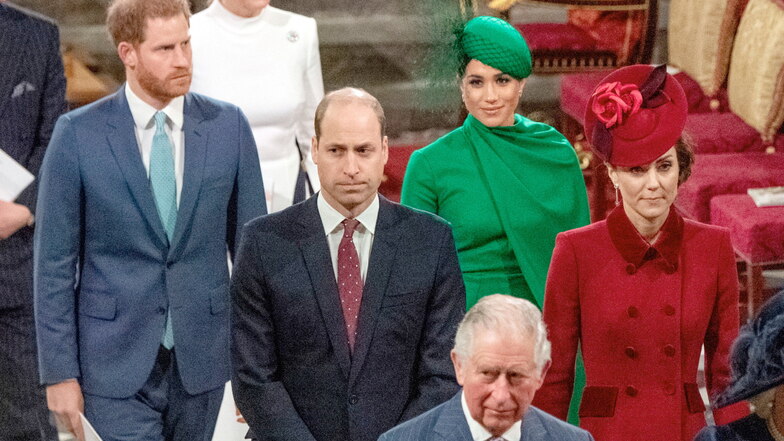 Prinz Harry (l-r), Prinz William, Meghan, Herzogin von Sussex, und Kate, damalige Herzogin von Cambridge, verlassen im März 2020 hinter dem damaligen Prinz Charles (vorne) Westminster Abbey nach einem Gottesdienst.
