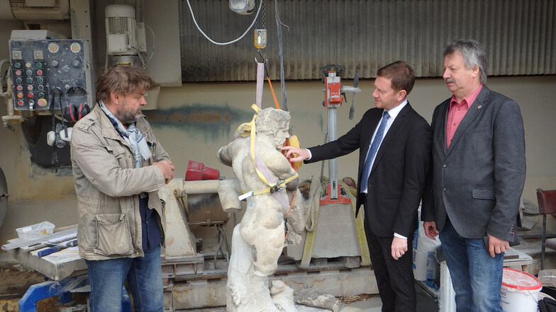 Ministerpräsident Michael Kretschmer (Mitte) besuchte den Bildhauerbetrieb von Sven Schubert (links), auch der Gablenzer Bürgermeister Dietmar Noack (rechts) sah die Skulptur zum ersten Mal seit dem Fund.