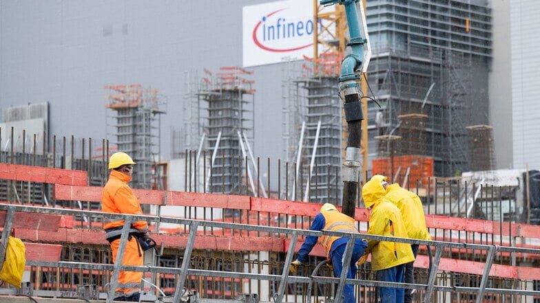 Auf Sachsens größter Baustelle sind 800 Bauleute in Schichten tätig. Die letzte Baugenehmigung hat Ministerpräsident Kretschmer am Donnerstag gebracht.