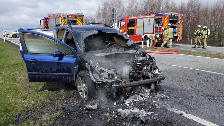 Dieses Auto ging während der Fahrt in Flammen auf.