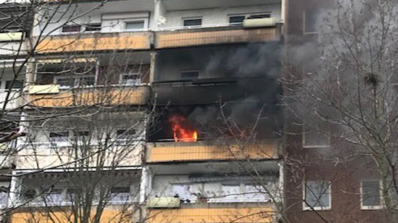 Eine Wohnung in einem Neubaublock in Leipzig-Grünau Mitte stand am Sonntagnachmittag in Vollbrand. Der Rauch breitete sich auch im Hausflur aus. Die Feuerwehr rückte mit einem Großaufgebot an.