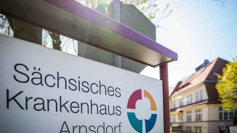 Das Sächsische Krankenhaus Arnsdorf kann mit einem eigenen Blockheizkraftwerk Elektroenergie zum Teil selbst produzieren.