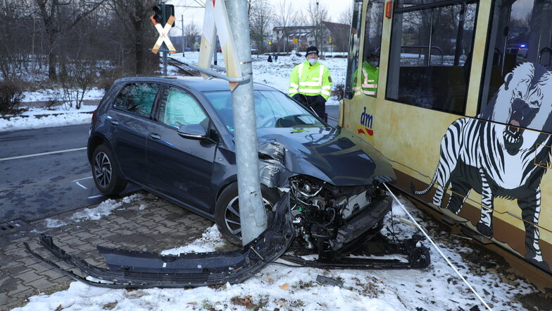 Kurz nach 14 Uhr am Montagnachmittag gab es an der Lößnitzstraße in Coswig diesen schweren Unfall eines Pkw mit der Straßenbahn.