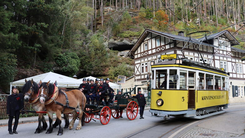 Historische Handdruckspritze und historische Straßenbahn: Die Feuerwehr Ottendorf und die  Kirnitzschtalbahn gibt es seit 125 Jahren.