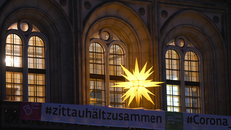 Schon länger strahlt der Stern vom Rathaus-Balkon.