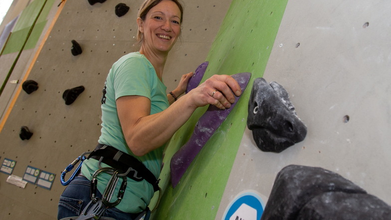 Alexandra Lerch testet eine der neuen Kletterrouten in der Yoyo-Halle, bevor die Besucher sie meistern können.