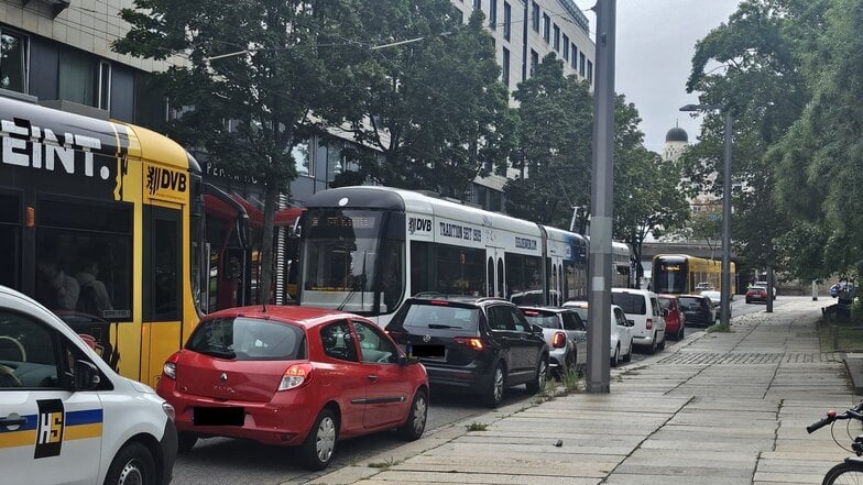 Auch auf der Ostra-Allee müssen sich Autofahrerinnen und -fahrer gedulden.