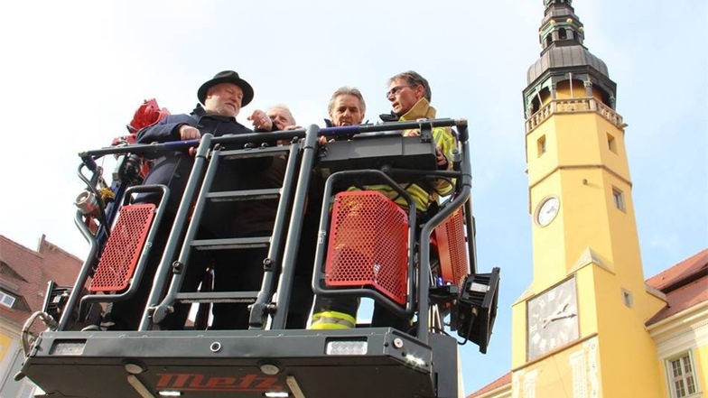 Vorführung der neuen Feuerwehrfahrzeuge auf dem Bautzener Hauptmarkt. Auch die Stadtprominenz wagte die Fahrt im Korb.