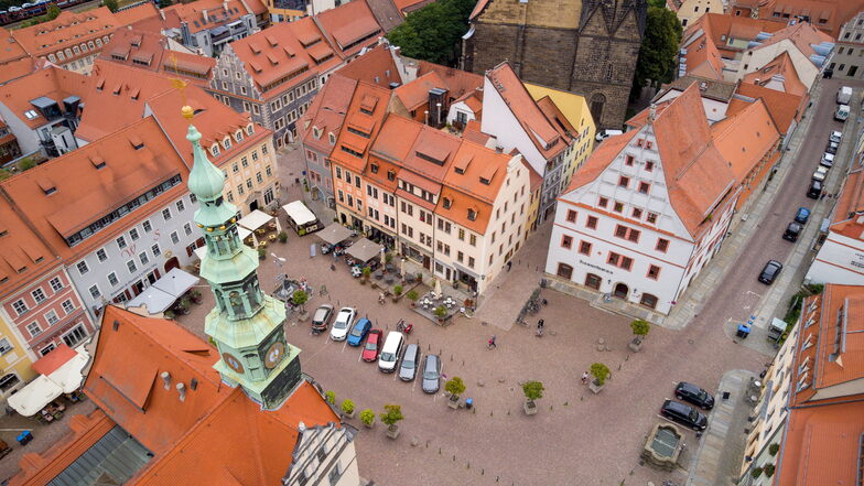 Luftbild vom Pirnaer Markt mit Blick in die Schlossstraße (rechts): Diese Passage am Rathaus vorbei ist für Durchgangsverkehr in Kürze vorerst passé.
