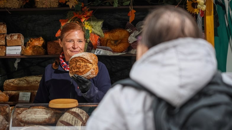 Katharina Schlunska verkauft für den Ottendorfer Mühlenbäcker hier das offenbar beliebte Lausitzer Quarkbrot.