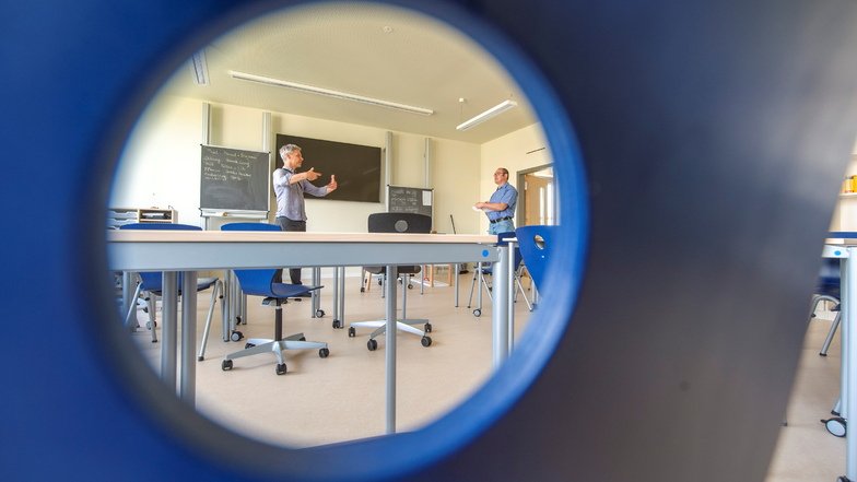 Blick in ein Klassenzimmer: Stühle und Tische lassen sich per Rollen bewegen. Die Tafelwand verfügt über einen großen Flachbildschirm.