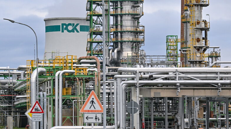 Der Energiekonzern Shell will seinen Anteil von 37,5 Prozent an der ostdeutschen Großraffinerie PCK Schwedt an die britische Prax-Gruppe verkaufen.