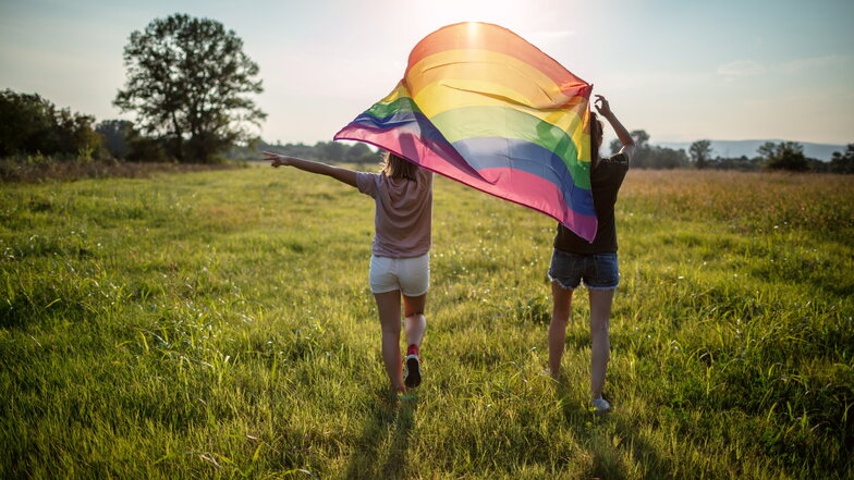 Queere Menschen haben auf dem Land oft das Gefühl ihre Identität nicht leben zu können.