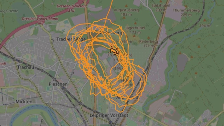 So sehen im Flugradar die Kreise aus, die der Polizeihubschrauber seit dem Morgen über Dresden fliegt.