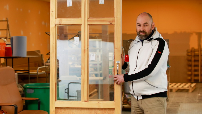 Philipp Beutmann hat sich mit seiner Firma "Deco.lore" auf die Bearbeitung von Holz spezialisiert - zum Beispiel arbeitet er Fenster, Türen, alte Möbel auf.