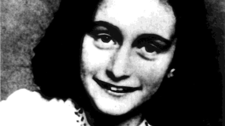 Anne Frank stirbt im Frühjahr 1945 im KZ Bergen-Belsen.