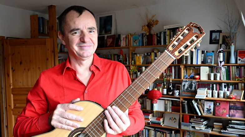 Der Dresdner Gitarrist Frank Fröhlich stellt am Sonnabend sein neues Hörbuch in Tharandt vor.