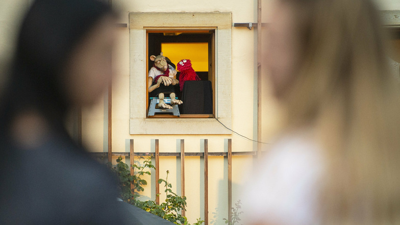 Cornelia Fritzsche ließ ihre Theaterratte Ursula von Rättin in einem Fenster des Radebeuler Kulturamtes agieren. Auf dem Anger von Altkötzschenbroda gab es am Wochenende indes noch mehr zu erleben.