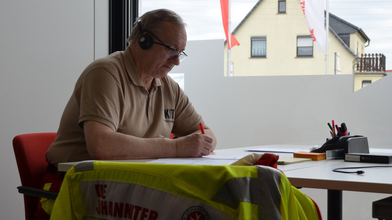 Thomas Raben ist einer der Helfer, die ab Montag am Krisentelefon der Johanniter sitzen.