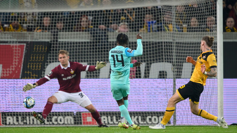 Münchens Abdenego Nankishi erzielt gegen Torwart Kevin Broll und Verteidiger Kevin Ehlers das zwischenzeitliche 1:1.