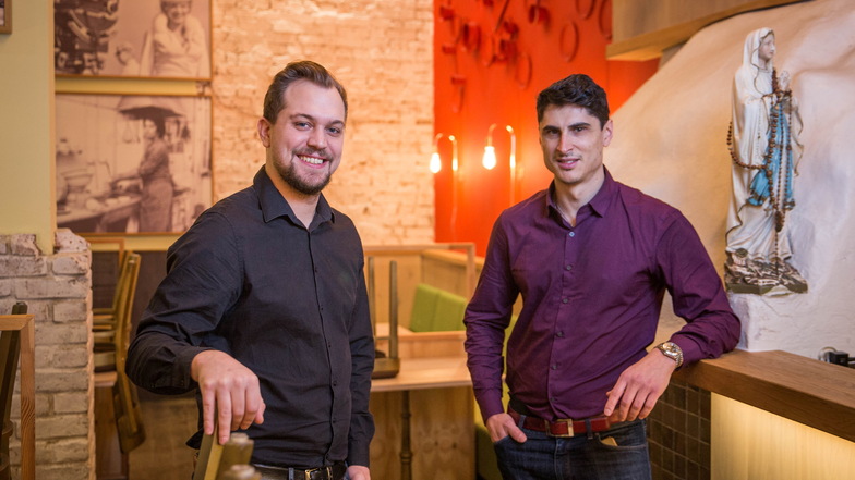Nico Widmann (l.) und Claudio Santaguida arbeiten im italienischen Restaurant La Osteria auf der Kreuzstraße.