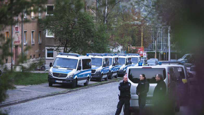 Einsatzkräfte der Polizei und mehrere Einsatzfahrzeuge stehen in einer Straße in Gera.